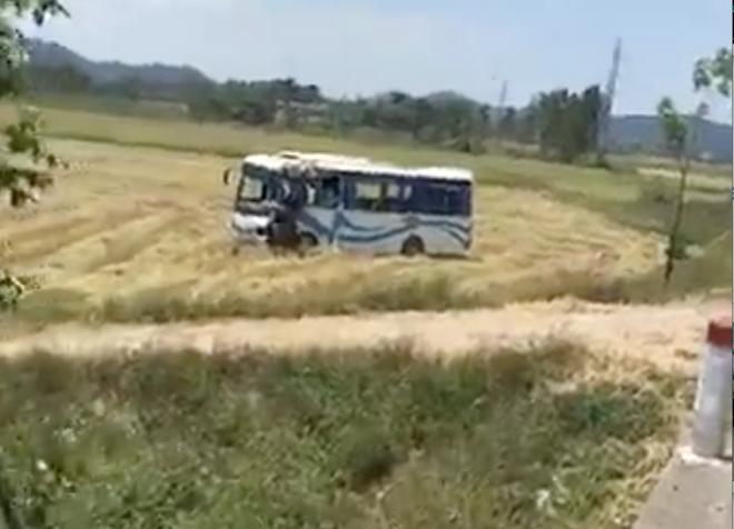 Tai nạn liên hoàn, 2 xe tải lật, 1 xe khách lao xuống ruộng làm 10 người bị thương