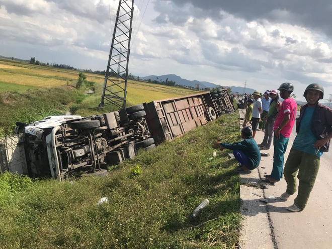 Tai nạn liên hoàn, 2 xe tải lật, 1 xe khách lao xuống ruộng làm 10 người bị thương