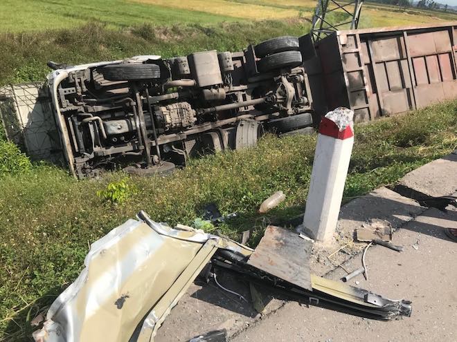 Tai nạn liên hoàn, 2 xe tải lật, 1 xe khách lao xuống ruộng làm 10 người bị thương