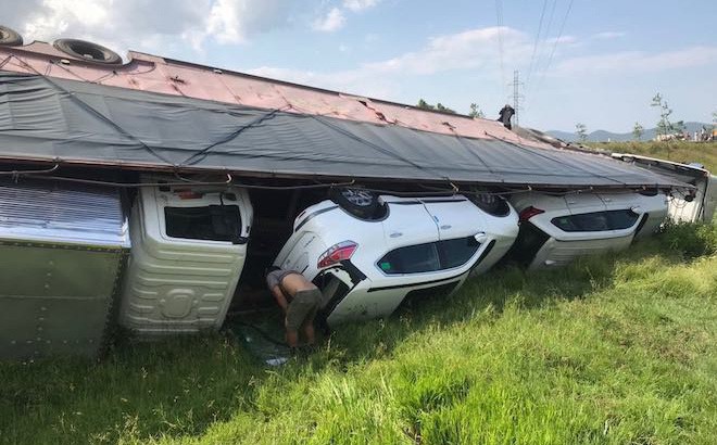 Tai nạn liên hoàn, 2 xe tải lật, 1 xe khách lao xuống ruộng làm 10 người bị thương