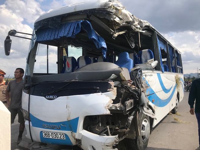 Tai nạn liên hoàn, 2 xe tải lật, 1 xe khách lao xuống ruộng làm 10 người bị thương