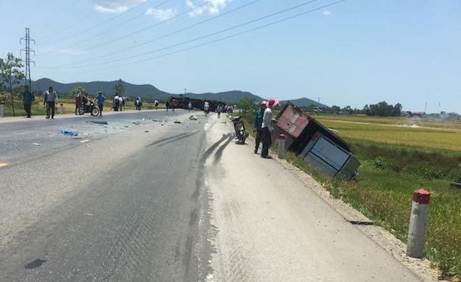 Tai nạn liên hoàn, 2 xe tải lật, 1 xe khách lao xuống ruộng làm 10 người bị thương