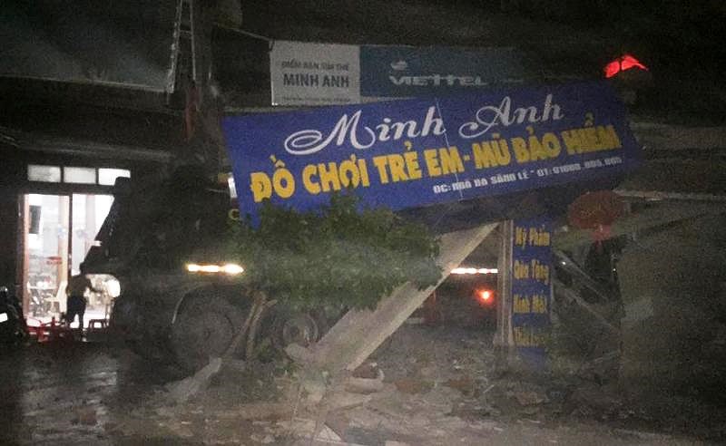 Xe tải lao vào ba cửa hàng,nhiều người bên trong hốt hoảng