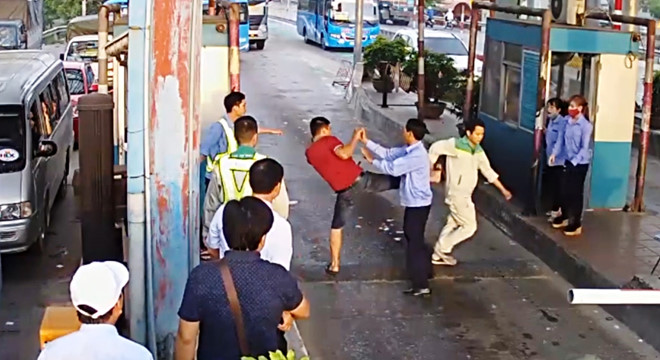 Công an triệu tập 2 tài xế tông gãy barie ở BOT Tân Đệ