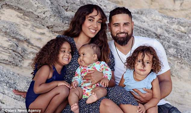 Ông bố cơ bắp gây bão mạng khi múa cùng con khóc nhè trên sân khấu