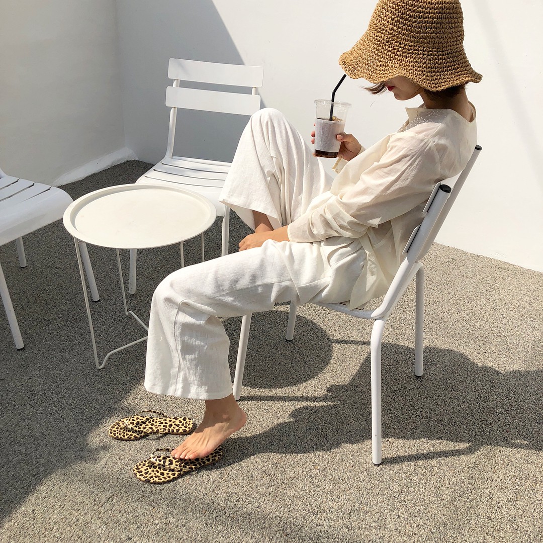 Ngày nóng diện đồ white-on-white là chuẩn nhất, và đây là 14 công thức mát mẻ tuyệt xinh dành cho bạn