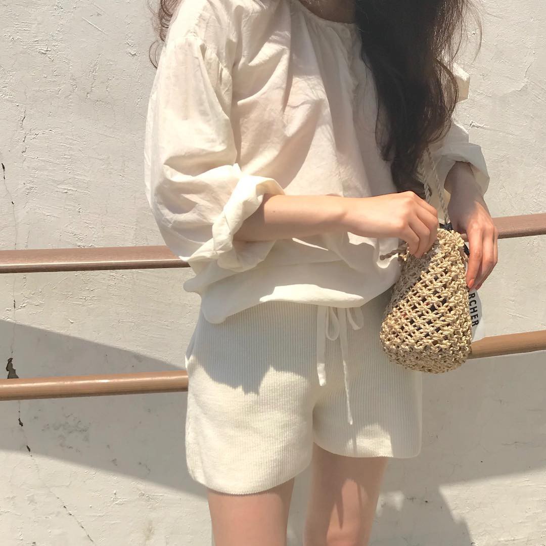 Ngày nóng diện đồ white-on-white là chuẩn nhất, và đây là 14 công thức mát mẻ tuyệt xinh dành cho bạn