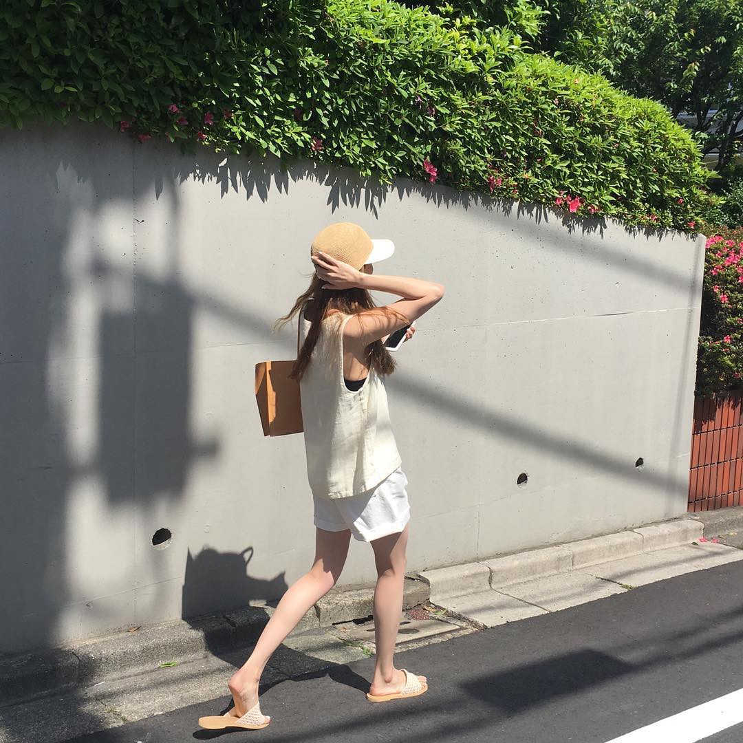 Ngày nóng diện đồ white-on-white là chuẩn nhất, và đây là 14 công thức mát mẻ tuyệt xinh dành cho bạn