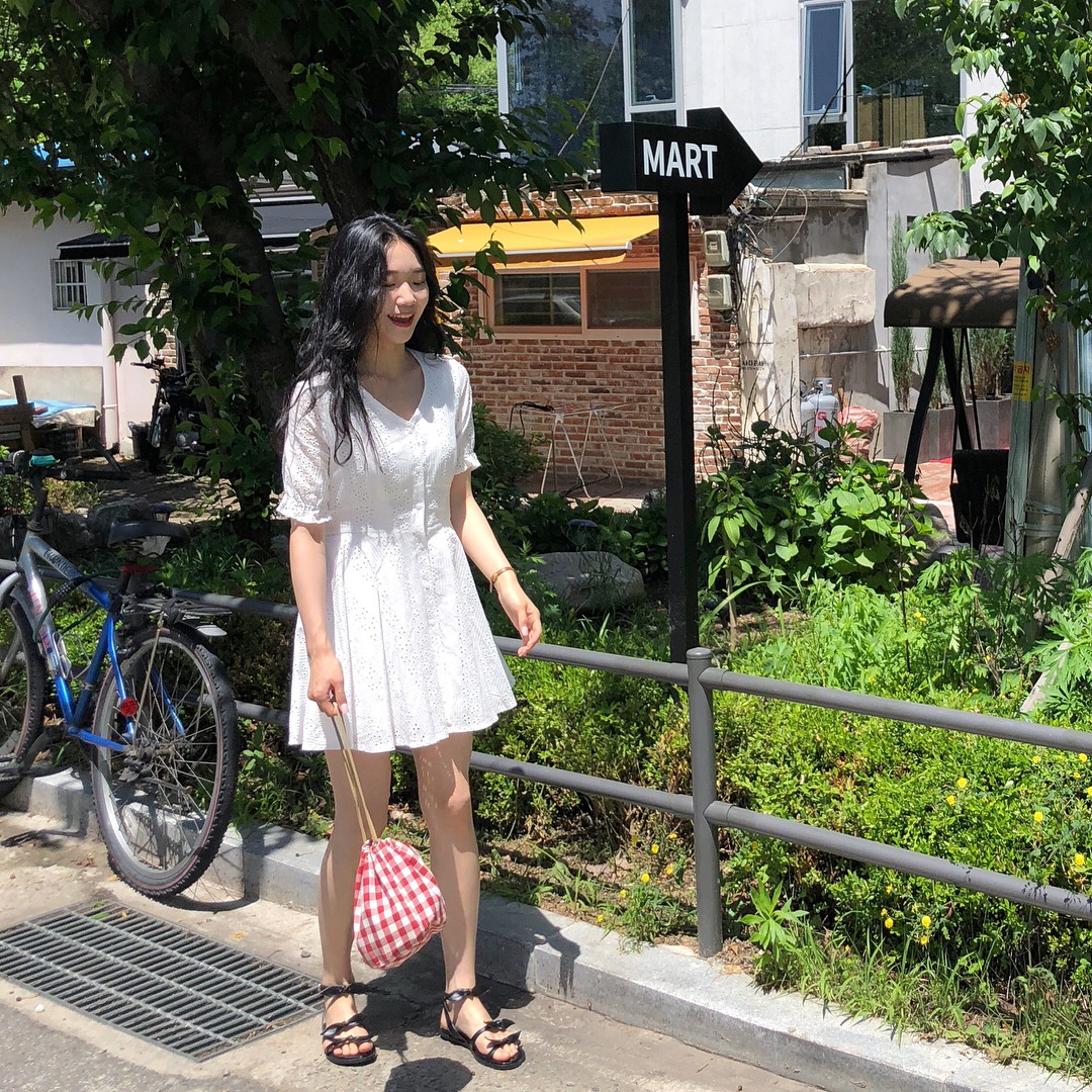 Ngày nóng diện đồ white-on-white là chuẩn nhất, và đây là 14 công thức mát mẻ tuyệt xinh dành cho bạn