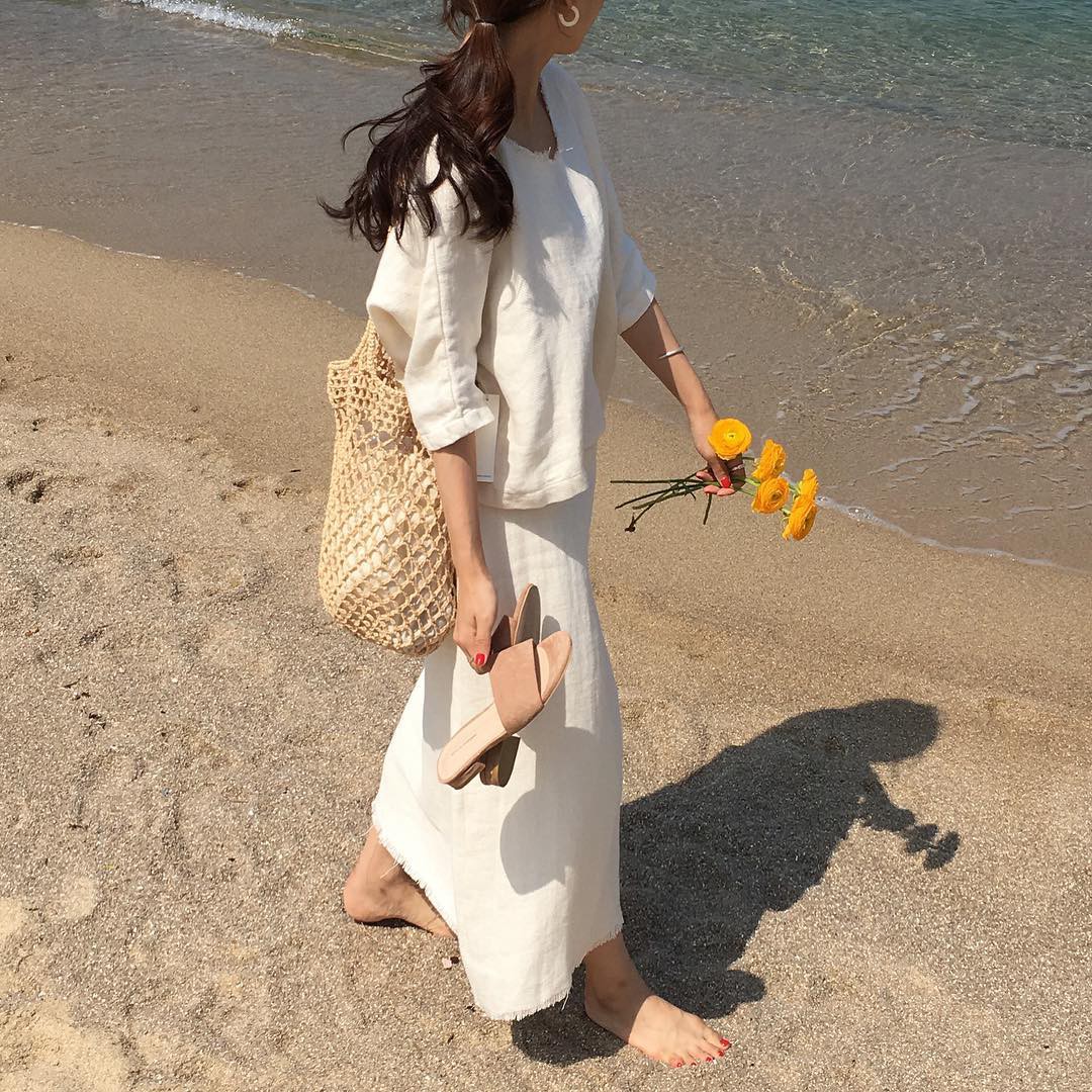 Ngày nóng diện đồ white-on-white là chuẩn nhất, và đây là 14 công thức mát mẻ tuyệt xinh dành cho bạn