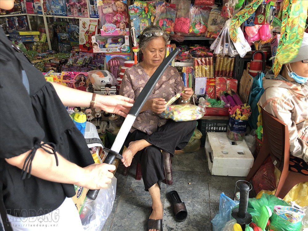 Súng bắn càng đau có giá càng đắt trên phố Hàng Mã Súng bắn càng đau có giá càng đắt trên phố Hàng Mã
