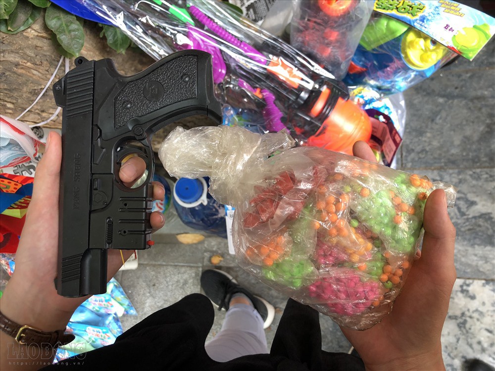 Súng bắn càng đau có giá càng đắt trên phố Hàng Mã