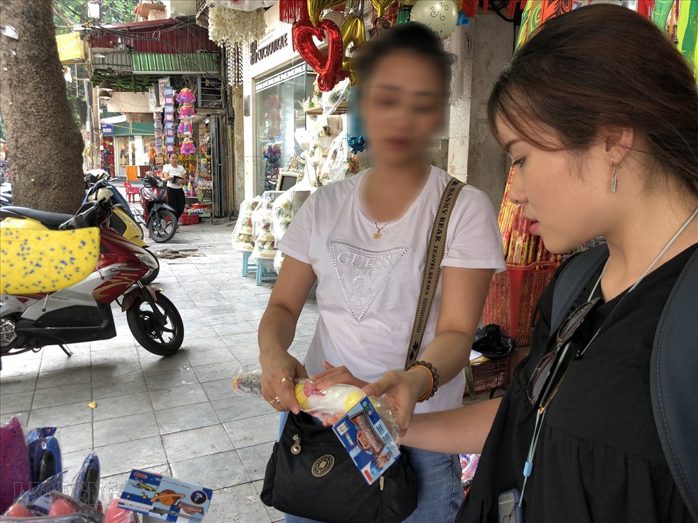 Súng bắn càng đau có giá càng đắt trên phố Hàng Mã