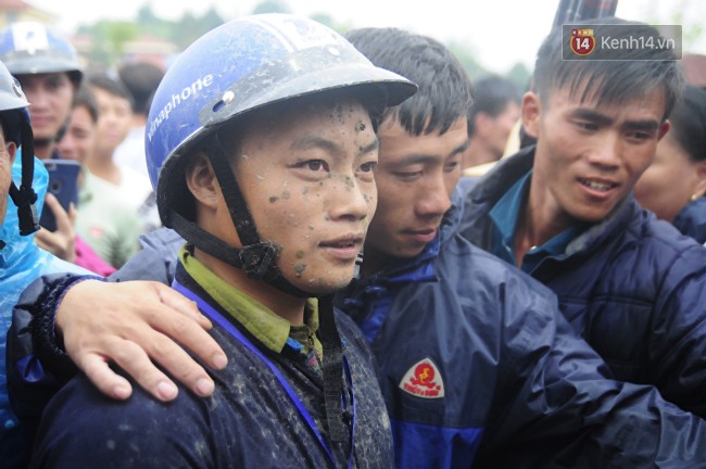 Bất chấp cơn mưa tầm tã, gần 50.000 lượt người đội mưa xem đua ngựa ở Bắc Hà