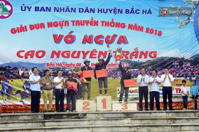 Bất chấp cơn mưa tầm tã, gần 50.000 lượt người đội mưa xem đua ngựa ở Bắc Hà