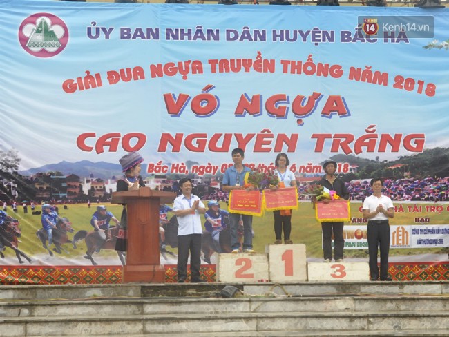 Bất chấp cơn mưa tầm tã, gần 50.000 lượt người đội mưa xem đua ngựa ở Bắc Hà