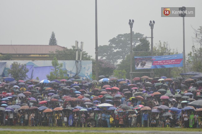 Bất chấp cơn mưa tầm tã, gần 50.000 lượt người đội mưa xem đua ngựa ở Bắc Hà