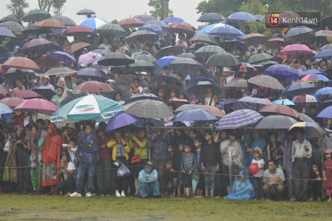 Bất chấp cơn mưa tầm tã, gần 50.000 lượt người đội mưa xem đua ngựa ở Bắc Hà