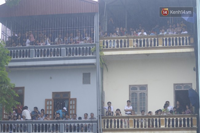 Bất chấp cơn mưa tầm tã, gần 50.000 lượt người đội mưa xem đua ngựa ở Bắc Hà