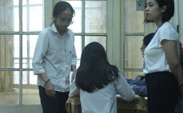 Giám thị làm lọt đề ra ngoài: Gửi cho một đồng nghiệp Giám thị làm lọt đề ra ngoài: Gửi cho một đồng nghiệp