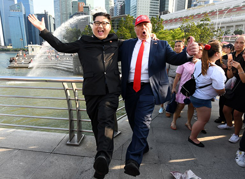 Bản sao Trump - Kim gây náo loạn ở Singapore