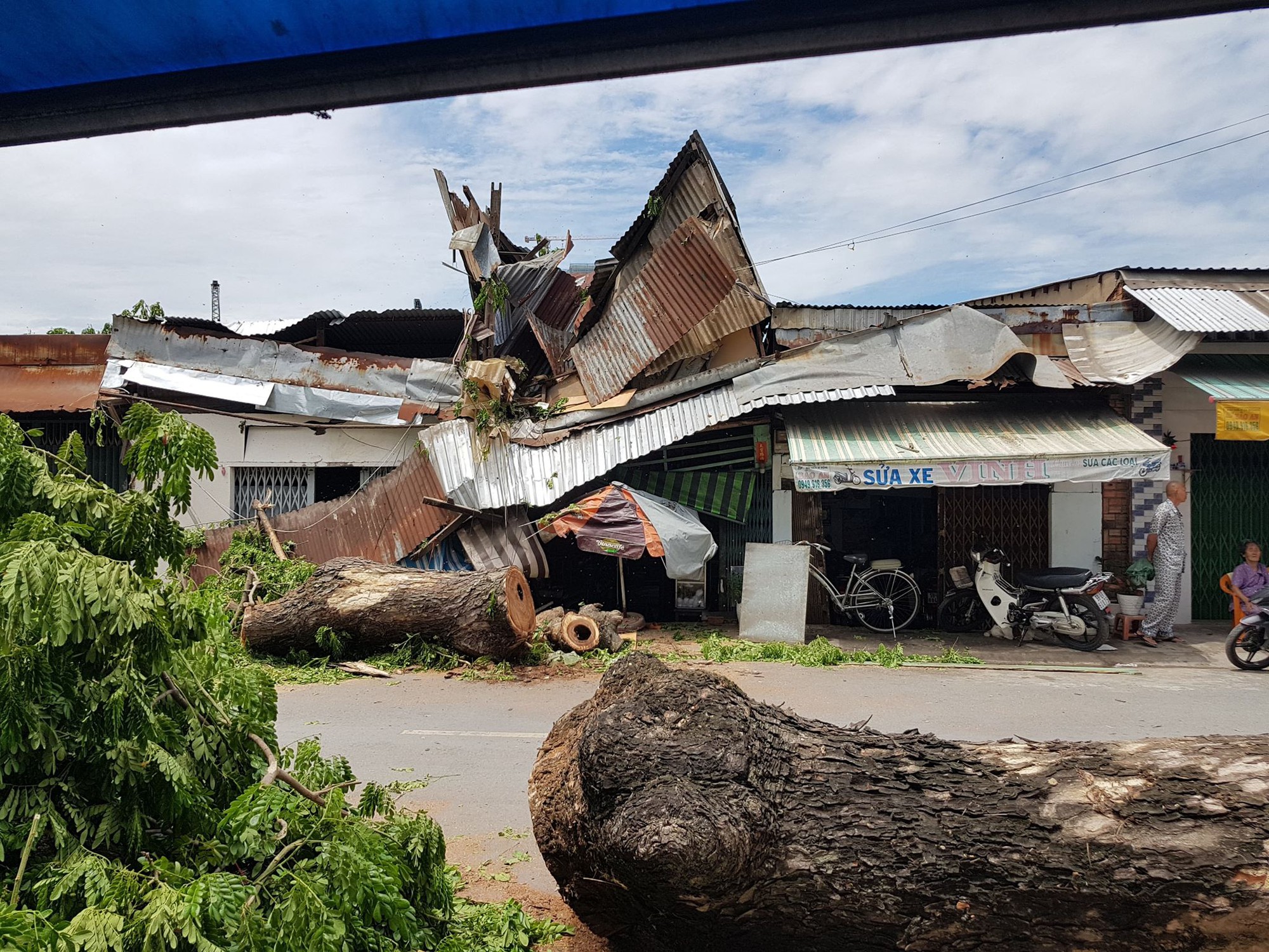Cây cổ thụ ở Sài Gòn bật gốc đè 3 căn nhà, bé gái 13 tuổi bị thương cấp cứu