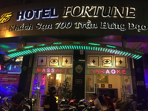 Đột kích nhiều điểm ăn chơi có hàng trăm nữ tiếp viên ăn mặc sexy