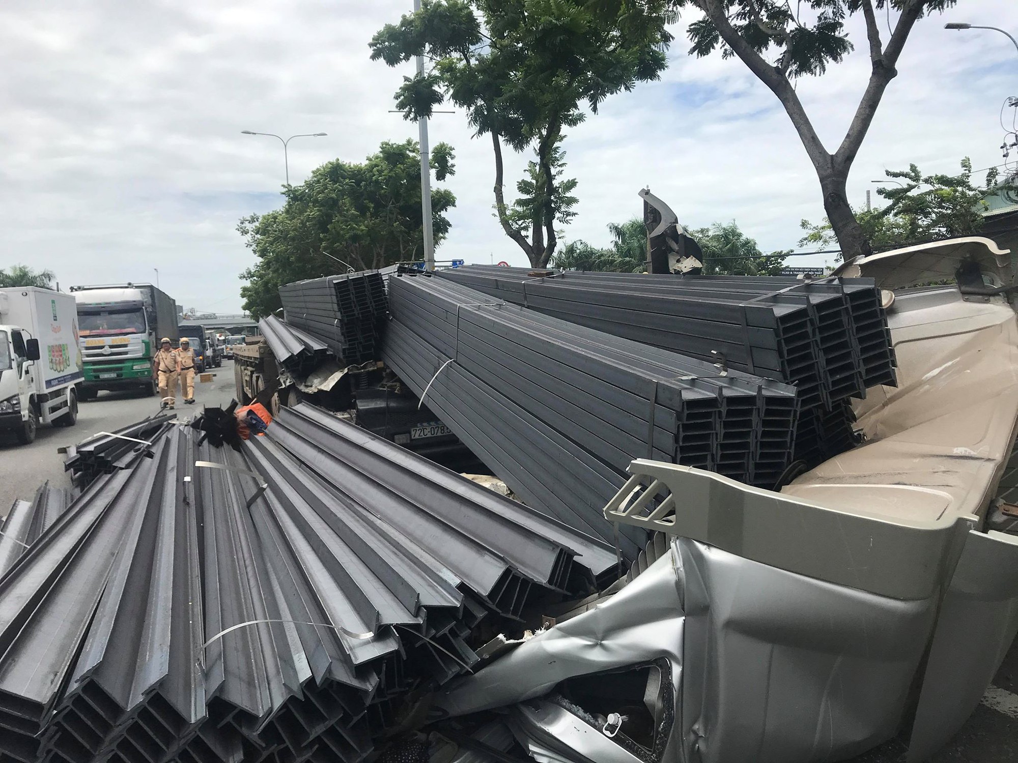 Container phanh gấp khiến hàng tấn thép phía sau trượt tới ủi bay cabin, tài xế mắc kẹt bên trong nguy kịch