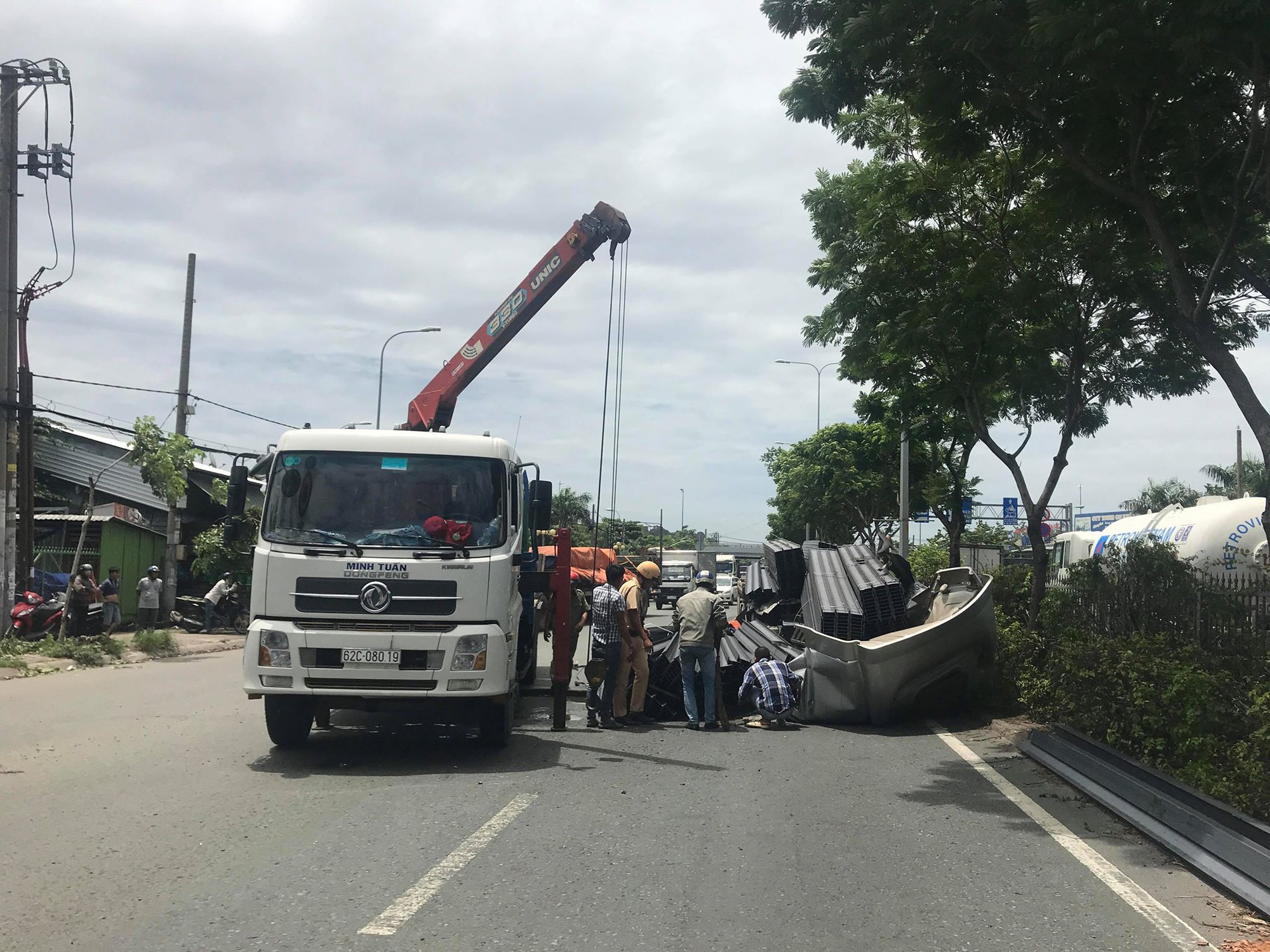 Container phanh gấp khiến hàng tấn thép phía sau trượt tới ủi bay cabin, tài xế mắc kẹt bên trong nguy kịch