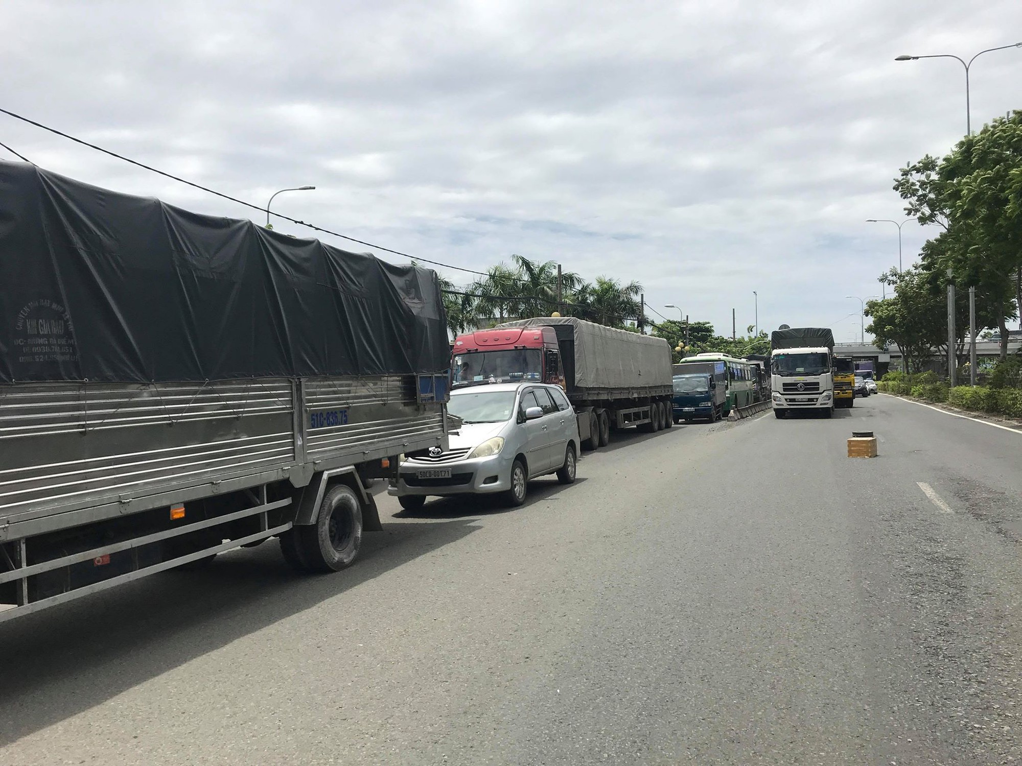 Container phanh gấp khiến hàng tấn thép phía sau trượt tới ủi bay cabin, tài xế mắc kẹt bên trong nguy kịch