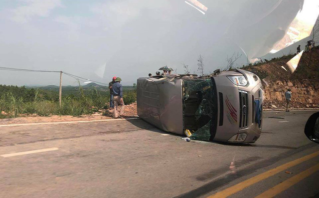 Xe khách Quảng Ninh đâm trực diện container khiến 10 người thương vong