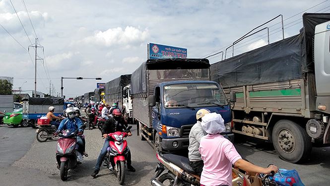 Va chạm xe liên hoàn trên quốc lộ 1A, một thanh niên nhập viện