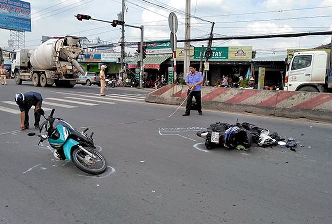 Va chạm xe liên hoàn trên quốc lộ 1A, một thanh niên nhập viện