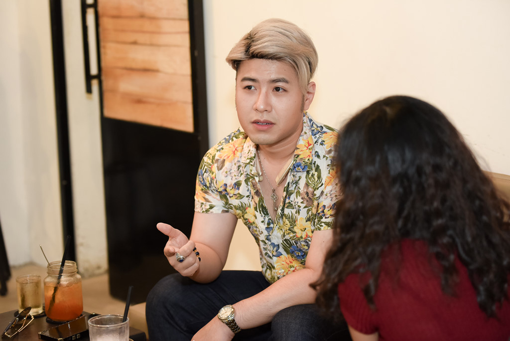 Akira Phan: Oằn lưng trả nợ 4 tỷ thay bạn, bạn gái cắt cổ tay đe doạ