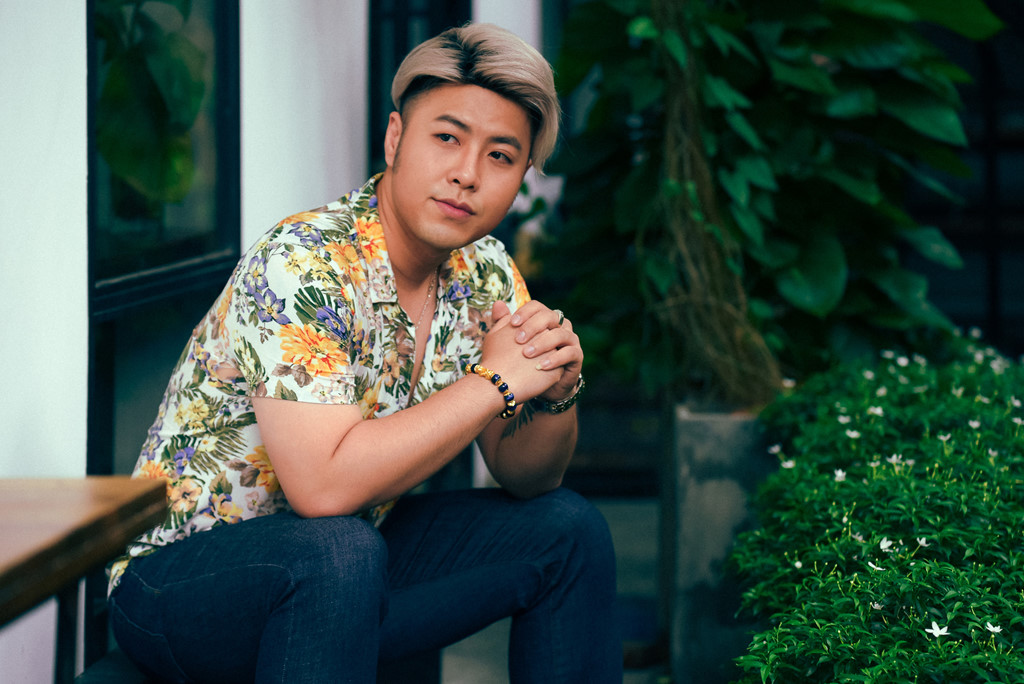 Akira Phan: Oằn lưng trả nợ 4 tỷ thay bạn, bạn gái cắt cổ tay đe doạ