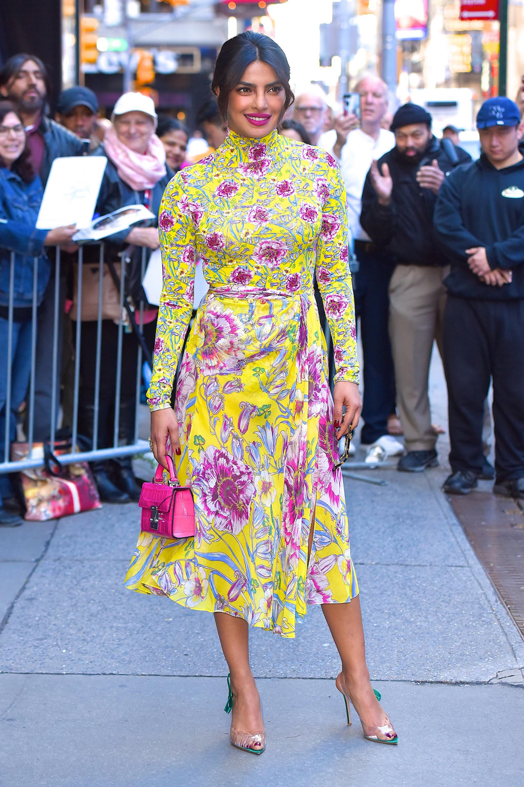 Giày trong suốt - bí quyết kéo dài chân của sao thế giới