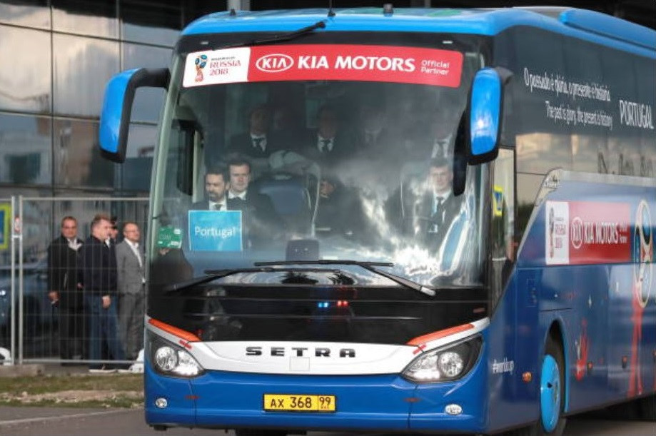 Ronaldo ăn diện bảnh bao khi đáp chuyến bay xuống Nga