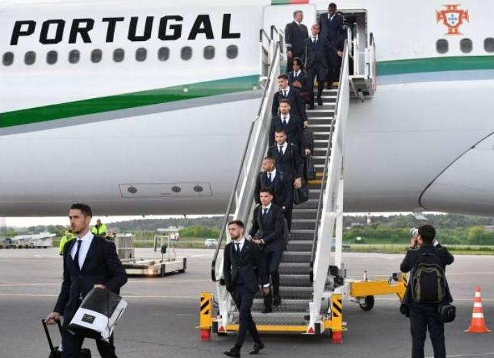 Ronaldo ăn diện bảnh bao khi đáp chuyến bay xuống Nga