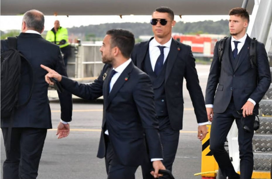 Ronaldo ăn diện bảnh bao khi đáp chuyến bay xuống Nga
