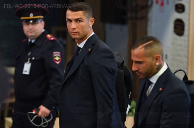 Ronaldo ăn diện bảnh bao khi đáp chuyến bay xuống Nga