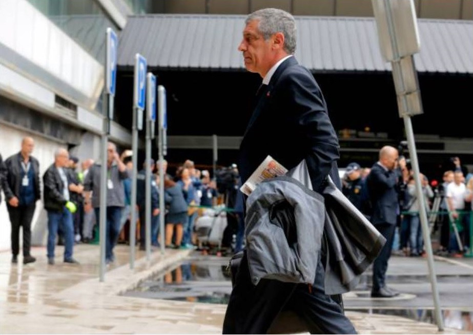 Ronaldo ăn diện bảnh bao khi đáp chuyến bay xuống Nga