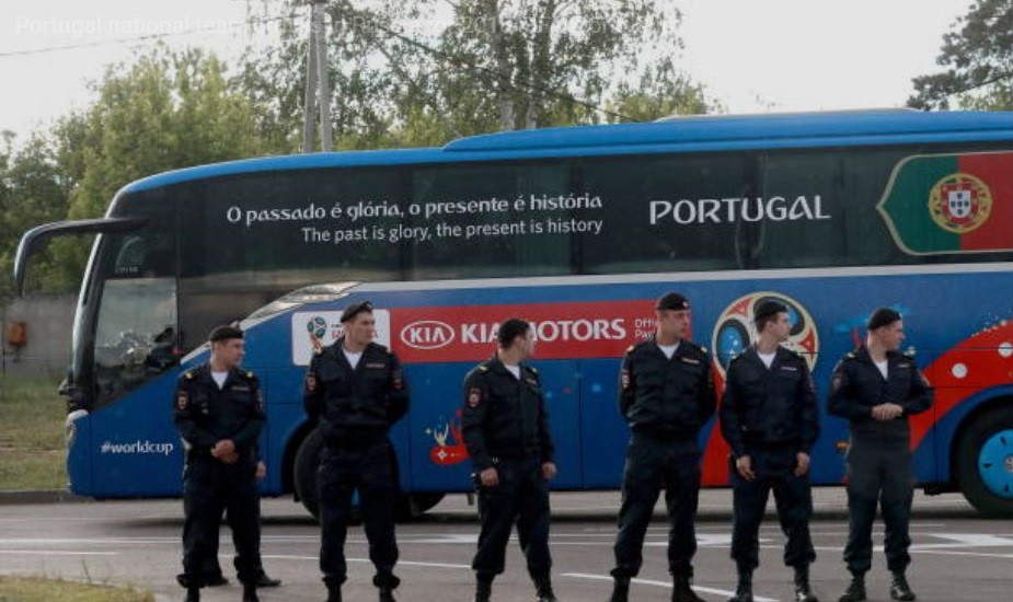 Ronaldo ăn diện bảnh bao khi đáp chuyến bay xuống Nga