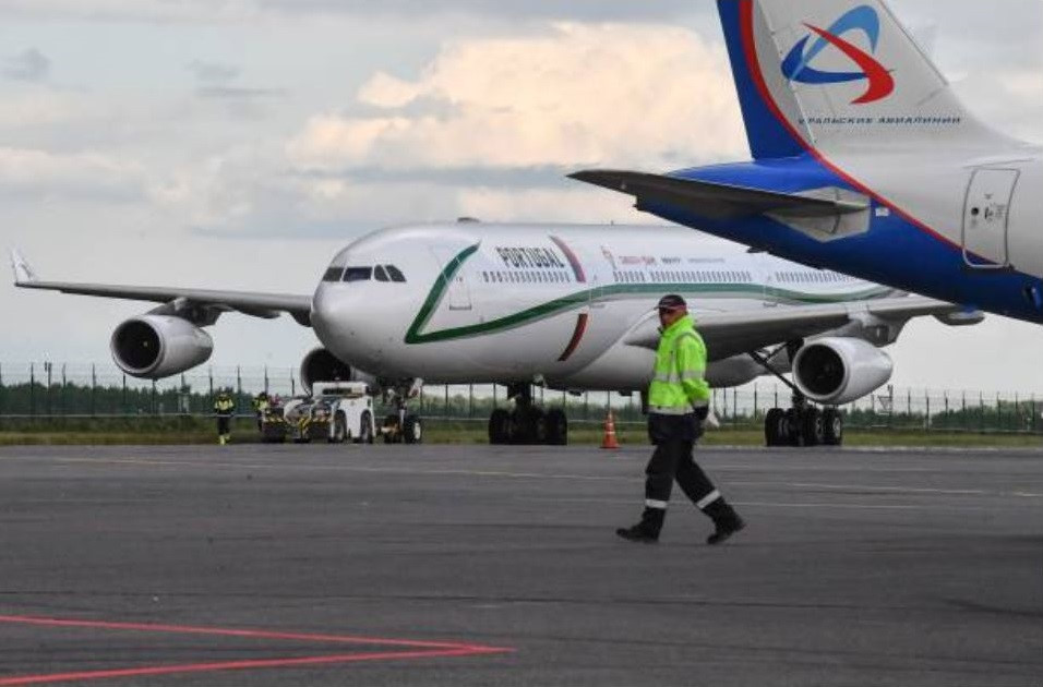 Ronaldo ăn diện bảnh bao khi đáp chuyến bay xuống Nga