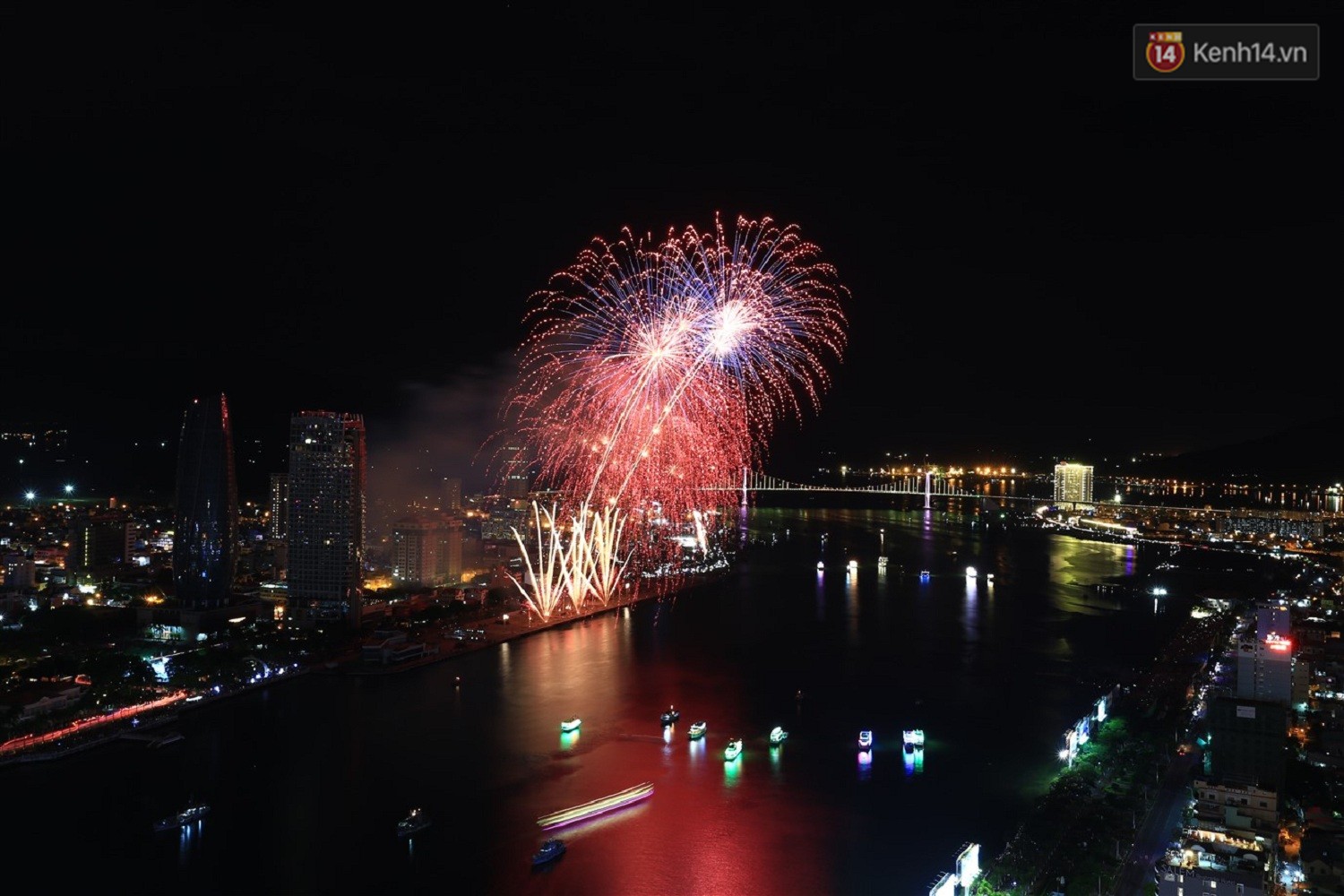Ngắm màn tranh tài của Thuỵ Điển và Bồ Đào Nha tại Lễ hội pháo hoa Quốc tế trên Sky bar cao nhất Việt Nam