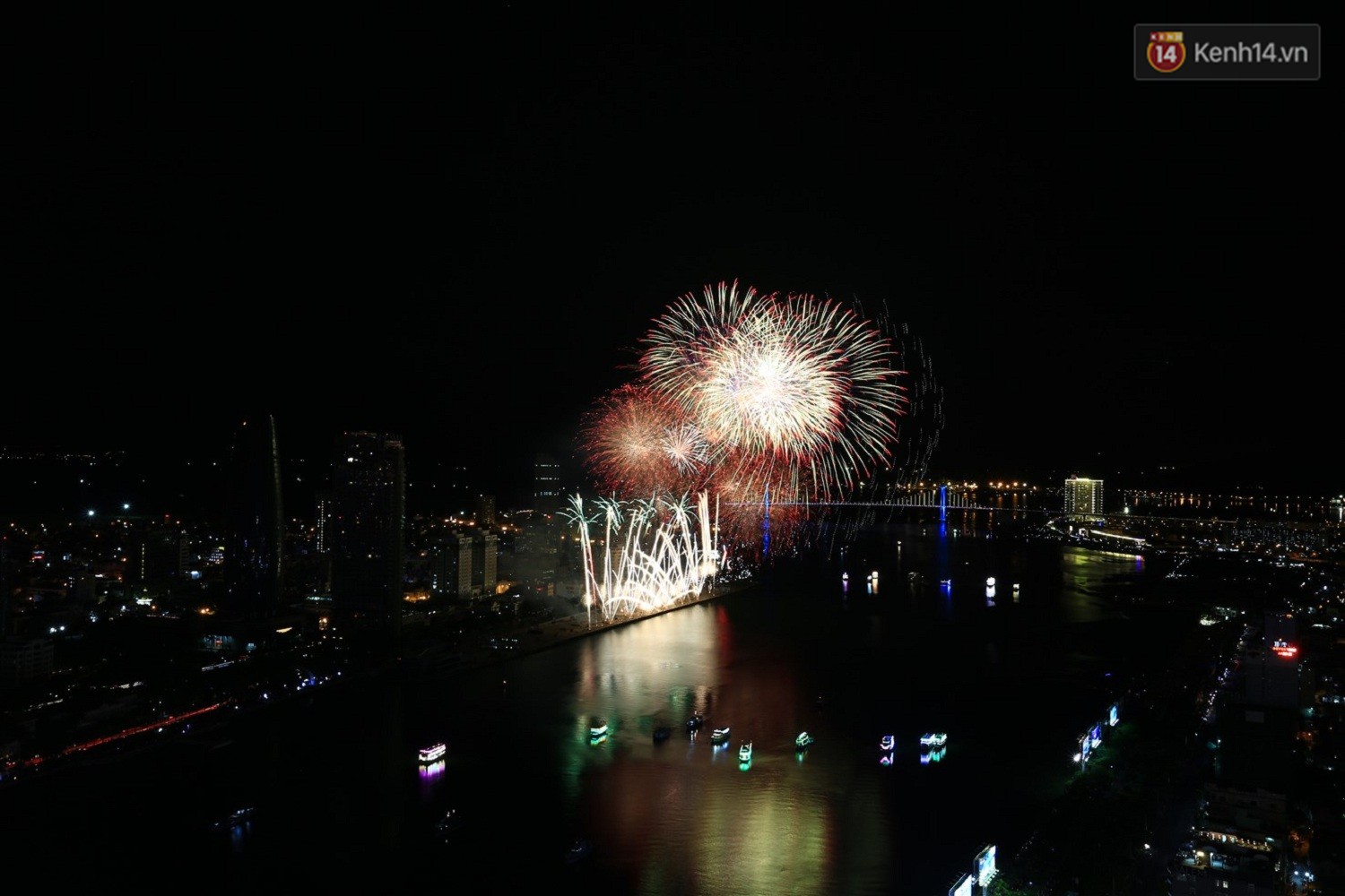 Ngắm màn tranh tài của Thuỵ Điển và Bồ Đào Nha tại Lễ hội pháo hoa Quốc tế trên Sky bar cao nhất Việt Nam