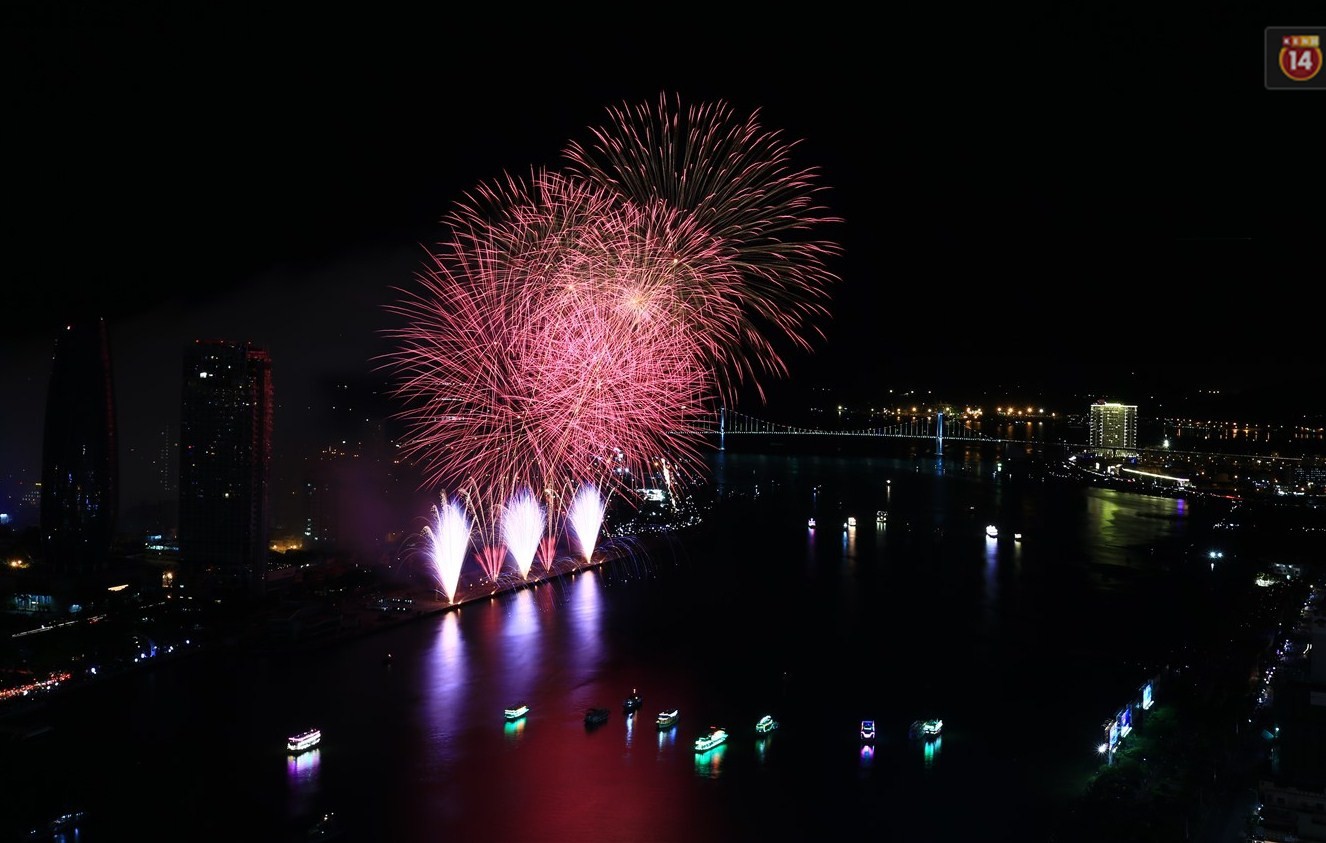 Ngắm màn tranh tài của Thuỵ Điển và Bồ Đào Nha tại Lễ hội pháo hoa Quốc tế trên Sky bar cao nhất Việt Nam