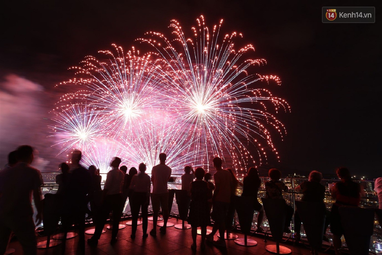 Ngắm màn tranh tài của Thuỵ Điển và Bồ Đào Nha tại Lễ hội pháo hoa Quốc tế trên Sky bar cao nhất Việt Nam