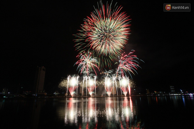 Ngắm màn tranh tài của Thuỵ Điển và Bồ Đào Nha tại Lễ hội pháo hoa Quốc tế trên Sky bar cao nhất Việt Nam