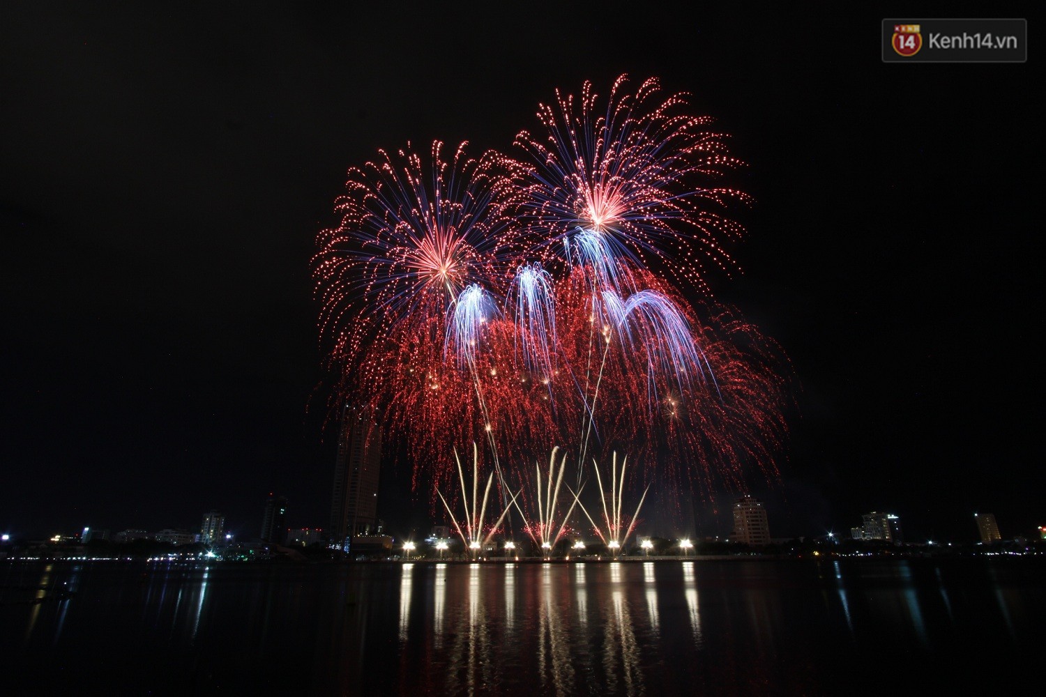 Ngắm màn tranh tài của Thuỵ Điển và Bồ Đào Nha tại Lễ hội pháo hoa Quốc tế trên Sky bar cao nhất Việt Nam