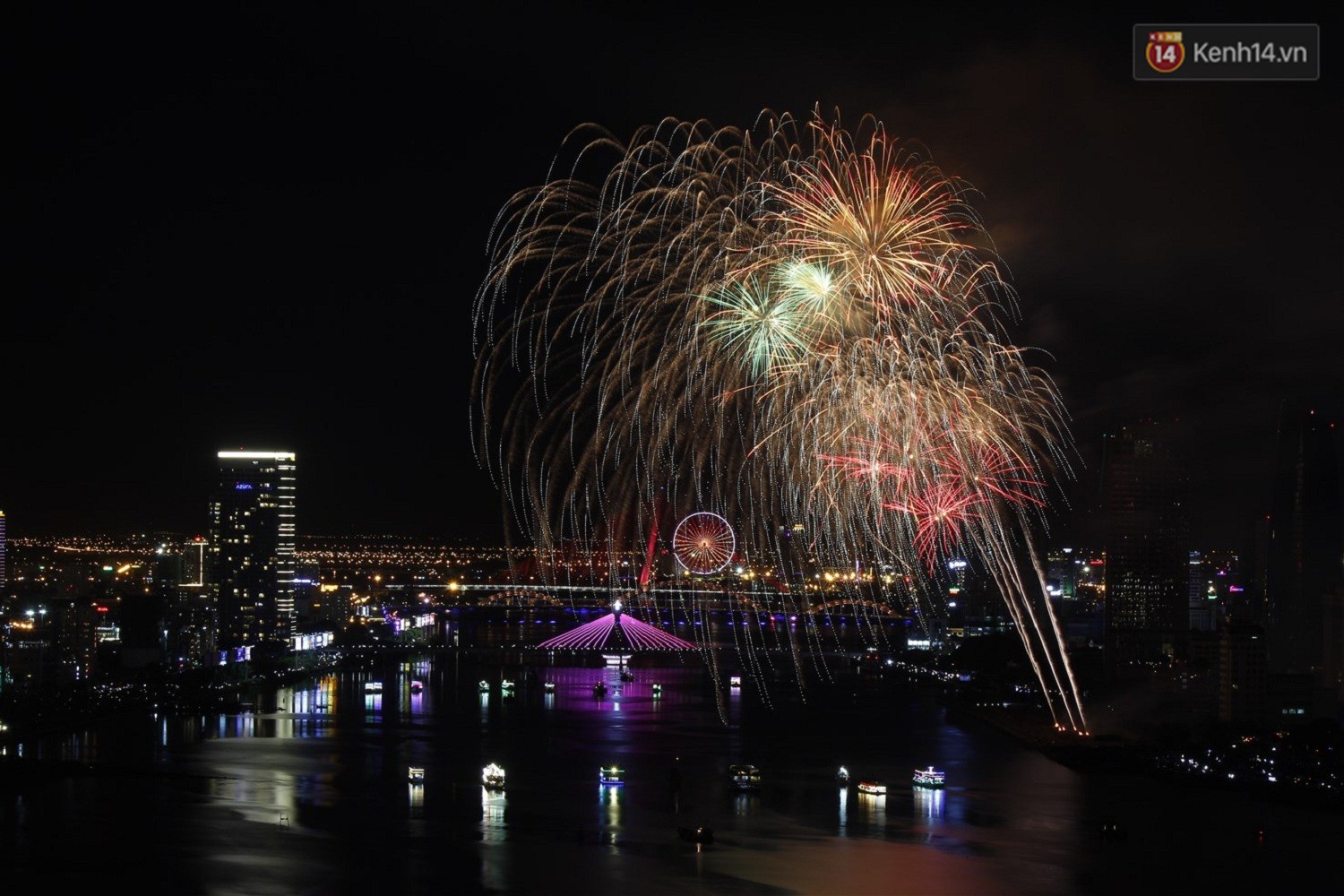 Ngắm màn tranh tài của Thuỵ Điển và Bồ Đào Nha tại Lễ hội pháo hoa Quốc tế trên Sky bar cao nhất Việt Nam